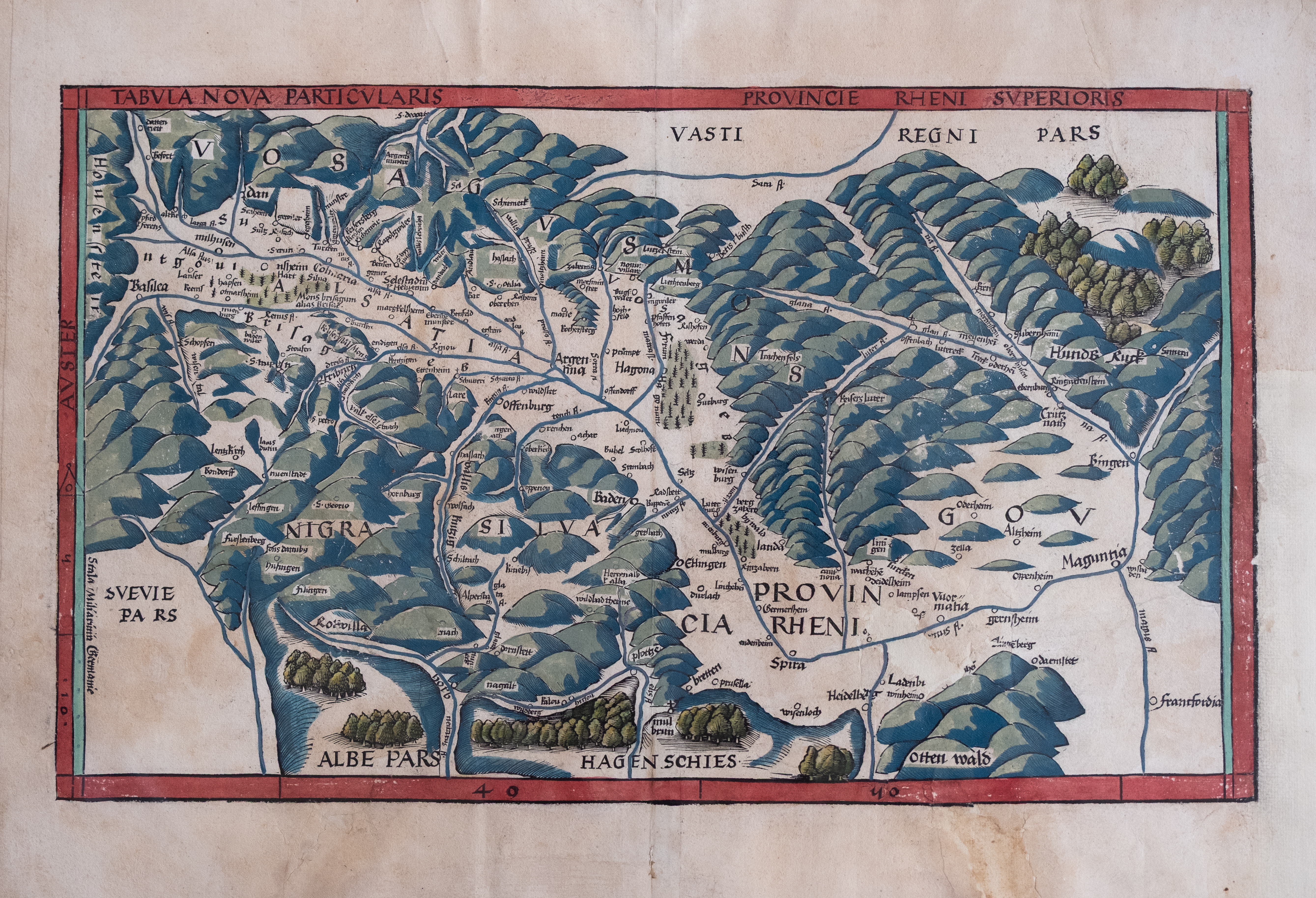 Oberrheinkarte Tabvla nova particvlaris provincie Rheni svperioris. 1513 veröffentlichte der bei Freiburg im Breisgau geborene Gelehrte Martin Waldseemüller die Ptolemäus-Karten zusammen mit neuen Karten. In diesem Buch wurden zum ersten Mal Regionalkarten in gedruckter Form vorgestellt. Eine davon ist die Oberrheinkarte Tabvla nova particvlaris provincie Rheni svperioris. Die Schreibweise „v“ für „u“ wurde damals oft verwendet. Martin Waldseemüller ist übrigens zu verdanken, dass die von Kolumbus entdeckte Landmasse Amerika genannt wird. Er trug in eine Weltkarte von 1507 den Namen „America“ ein, zu Ehren von Amerigo Vespucci. Dieser vertrat die Ansicht, dass das entdeckte Land ein neuer Kontinent sei. 
Landkarten gibt es schon seit über 2000 Jahren. Die Römer hatten schon sehr genaue Darstellungen verschiedener Regionen. Leider sind keine davon erhalten geblieben. Eine bedeutende Sammlung von Karten der damals bekannten Welt erschuf Claudius Ptolemäus (um 100 - 160 n. Chr.). Seine Karten sind jedoch nur als Kopien aus dem Mittelalter bekannt. 1477 erschien in Bologna erstmals die Sammlung in gedruckter Form.