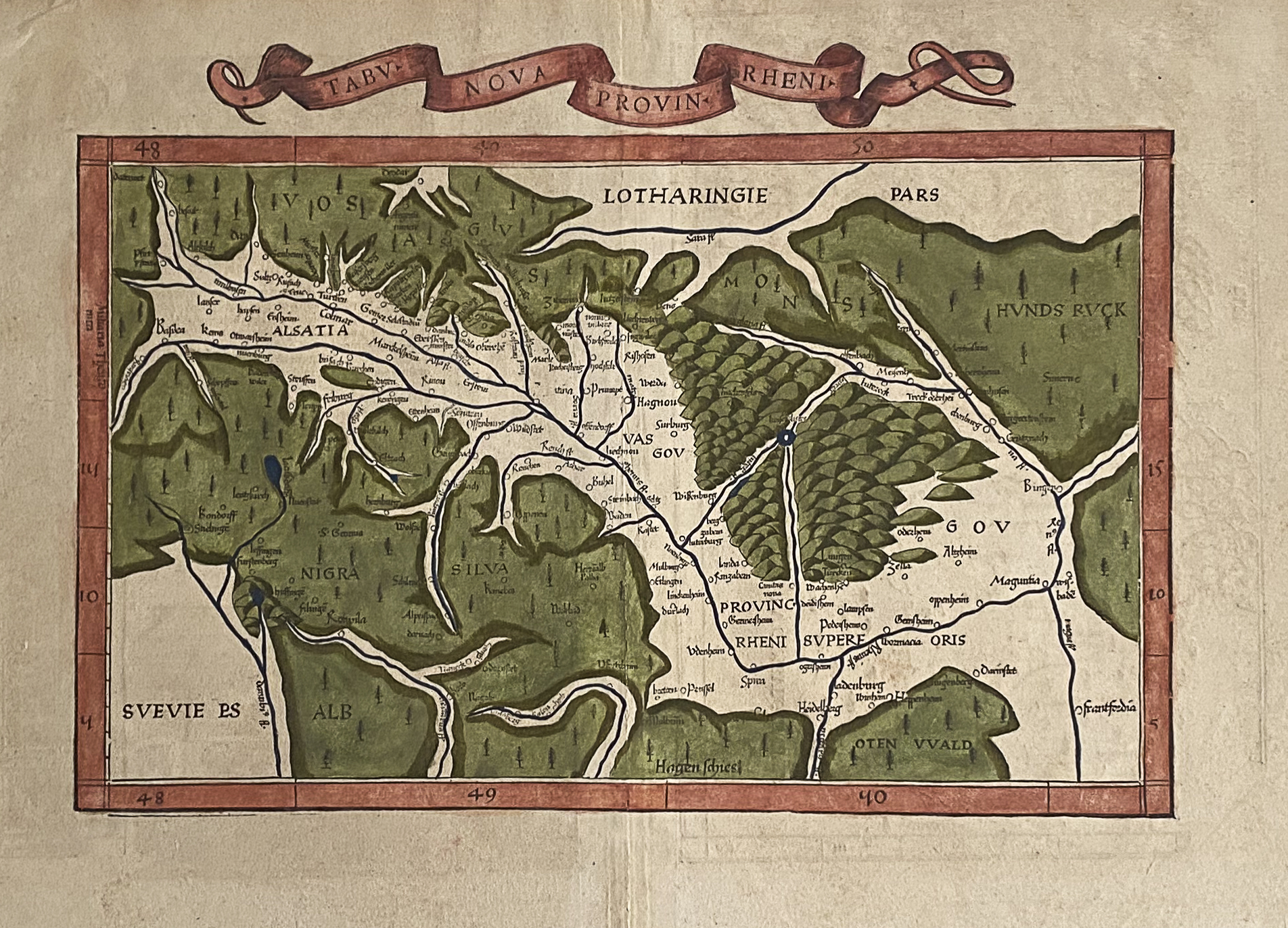 Hier abgebildet ist eine etwas verkleinerte Kopie von 1535: Tabv Nova provin Rheni.
1513 veröffentlichte der bei Freiburg im Breisgau geborene Gelehrte Martin Waldseemüller die Ptolemäus-Karten zusammen mit neuen Karten. In diesem Buch wurden zum ersten Mal Regionalkarten in gedruckter Form vorgestellt. Eine davon ist die Oberrheinkarte Tabvla nova particvlaris provincie Rheni svperioris. Die Schreibweise „v“ für „u“ wurde damals oft verwendet. 

